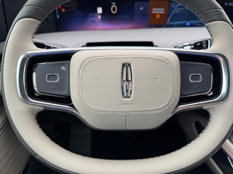 Lincoln Nautilus Vehicle Full-screen Gallery Image 20