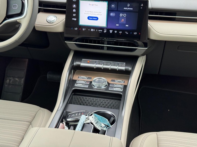Lincoln Nautilus Vehicle Full-screen Gallery Image 17