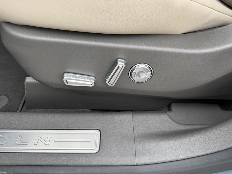 Lincoln Nautilus Vehicle Full-screen Gallery Image 18