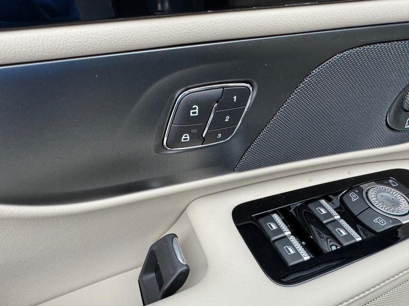 Lincoln Nautilus Vehicle Full-screen Gallery Image 20