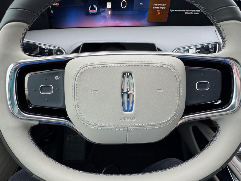 Lincoln Nautilus Vehicle Full-screen Gallery Image 21