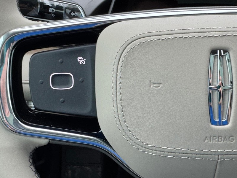 Lincoln Nautilus Vehicle Full-screen Gallery Image 22