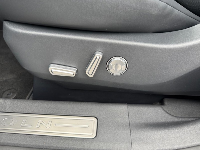 Lincoln Nautilus Vehicle Full-screen Gallery Image 19