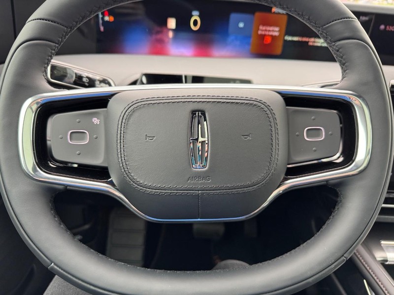 Lincoln Nautilus Vehicle Full-screen Gallery Image 21