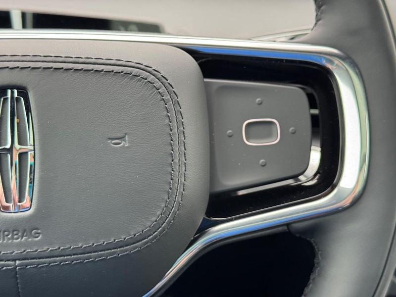 Lincoln Nautilus Vehicle Full-screen Gallery Image 23
