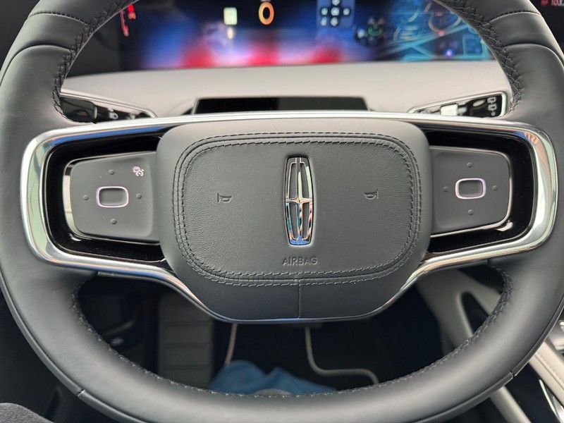 Lincoln Nautilus Vehicle Full-screen Gallery Image 21