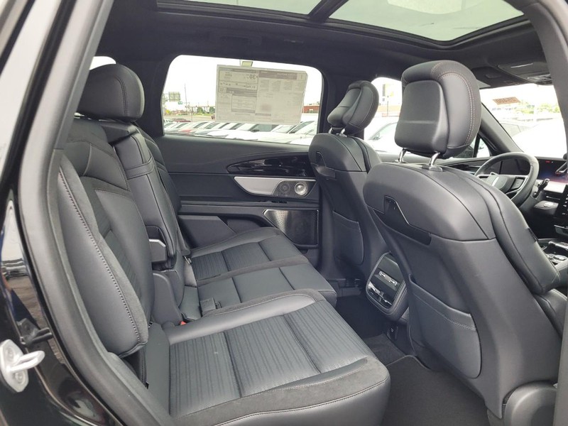 Lincoln Nautilus Vehicle Full-screen Gallery Image 12