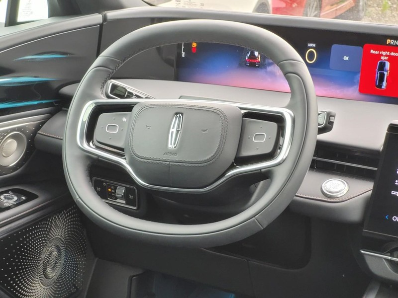 Lincoln Nautilus Vehicle Full-screen Gallery Image 14