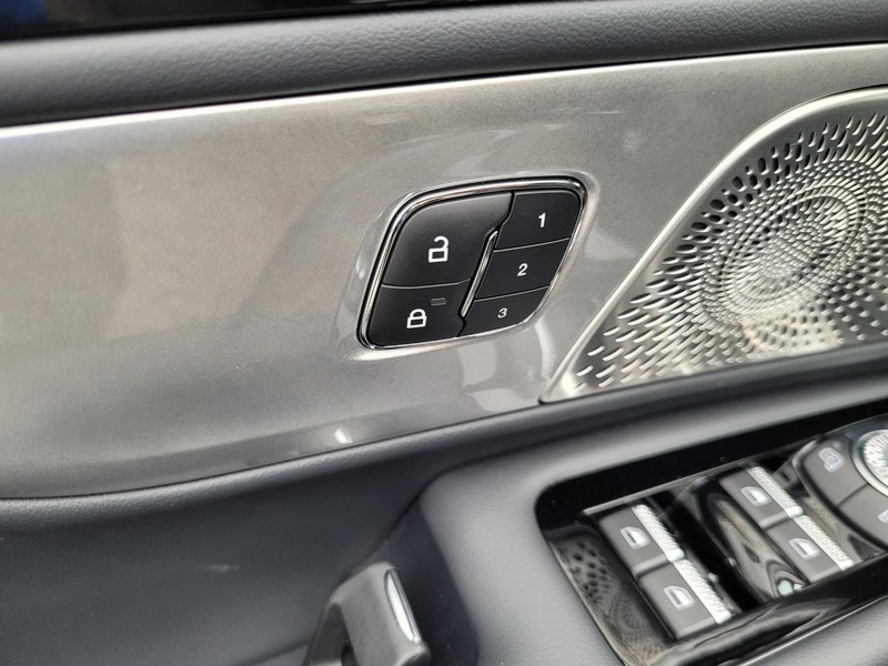 Lincoln Nautilus Vehicle Full-screen Gallery Image 19