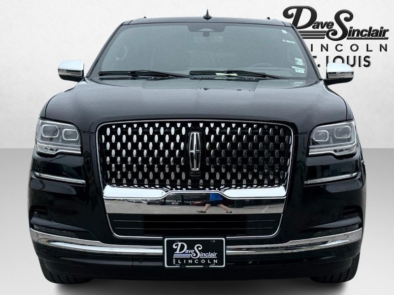 Lincoln Navigator L Vehicle Full-screen Gallery Image 02
