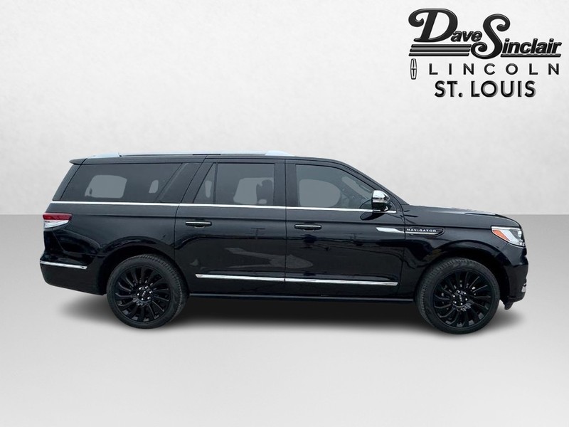 Lincoln Navigator L Vehicle Full-screen Gallery Image 04