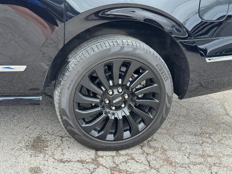 Lincoln Navigator L Vehicle Full-screen Gallery Image 10