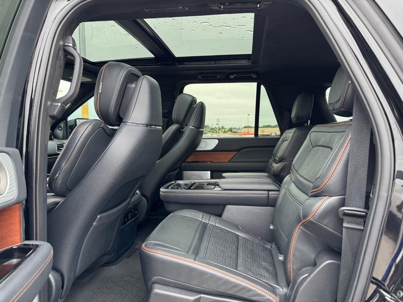 Lincoln Navigator L Vehicle Full-screen Gallery Image 11