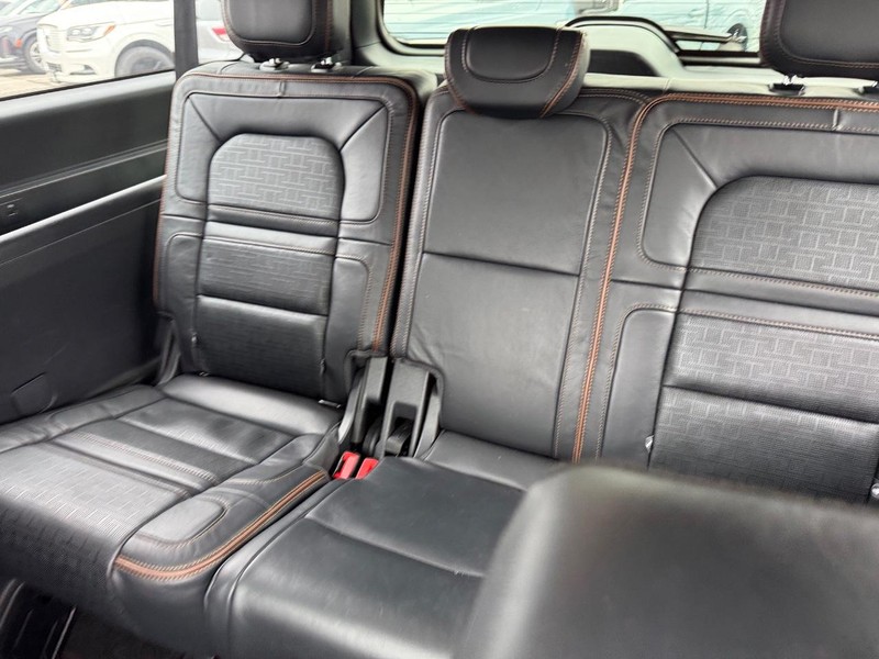 Lincoln Navigator L Vehicle Full-screen Gallery Image 13