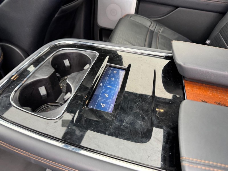 Lincoln Navigator L Vehicle Full-screen Gallery Image 14