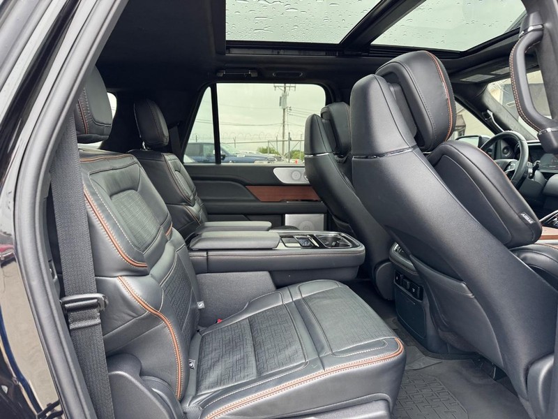 Lincoln Navigator L Vehicle Full-screen Gallery Image 15