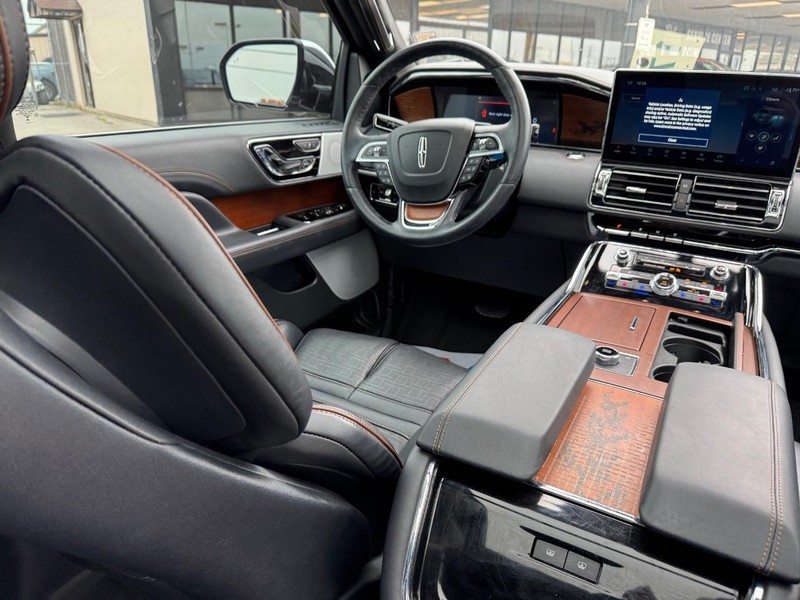 Lincoln Navigator L Vehicle Full-screen Gallery Image 16