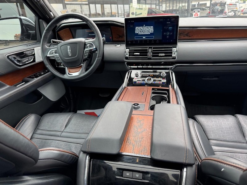 Lincoln Navigator L Vehicle Full-screen Gallery Image 17