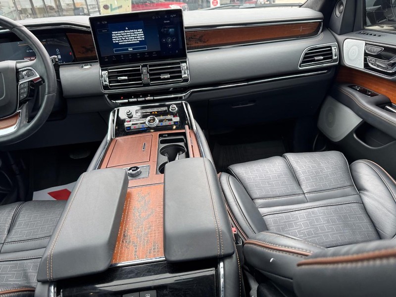 Lincoln Navigator L Vehicle Full-screen Gallery Image 18