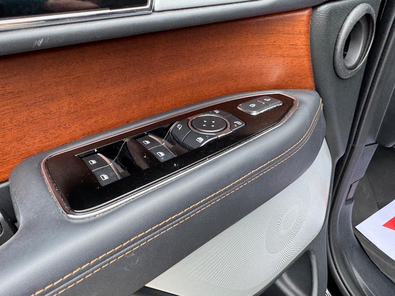 Lincoln Navigator L Vehicle Full-screen Gallery Image 20