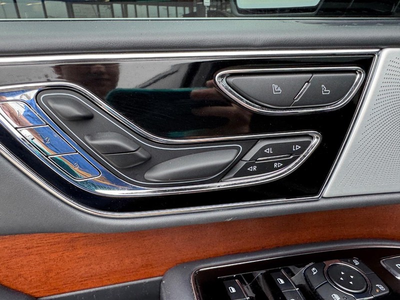 Lincoln Navigator L Vehicle Full-screen Gallery Image 21
