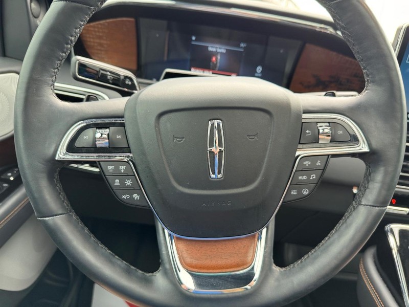 Lincoln Navigator L Vehicle Full-screen Gallery Image 22
