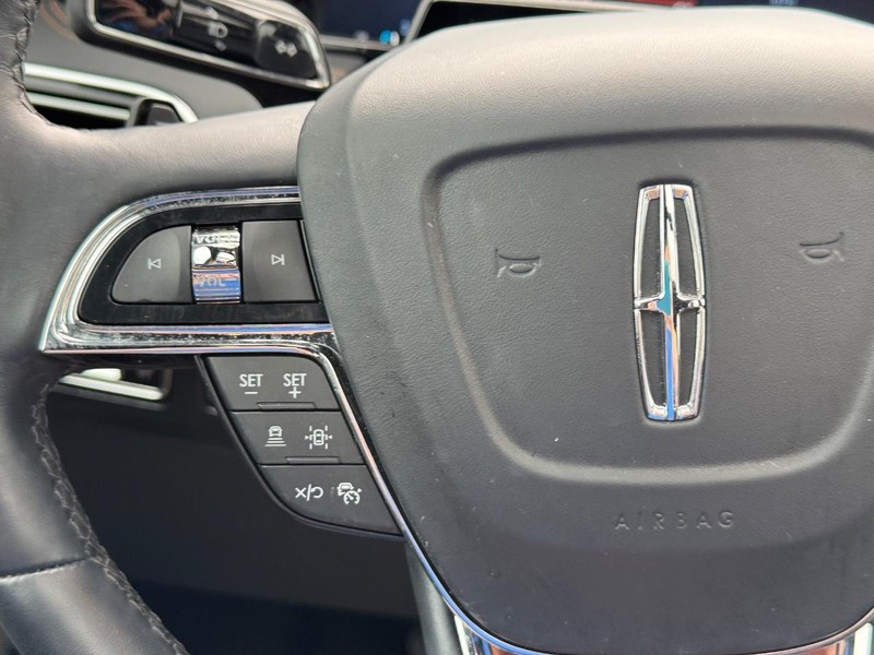Lincoln Navigator L Vehicle Full-screen Gallery Image 23