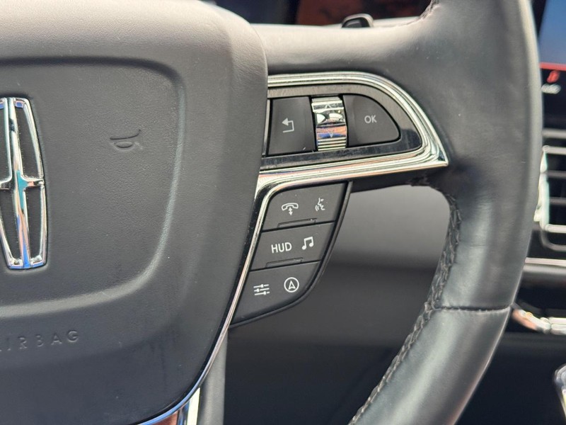 Lincoln Navigator L Vehicle Full-screen Gallery Image 24