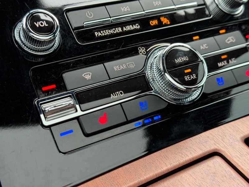 Lincoln Navigator L Vehicle Full-screen Gallery Image 25