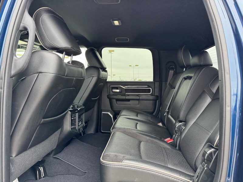 Ram 2500 Vehicle Full-screen Gallery Image 11