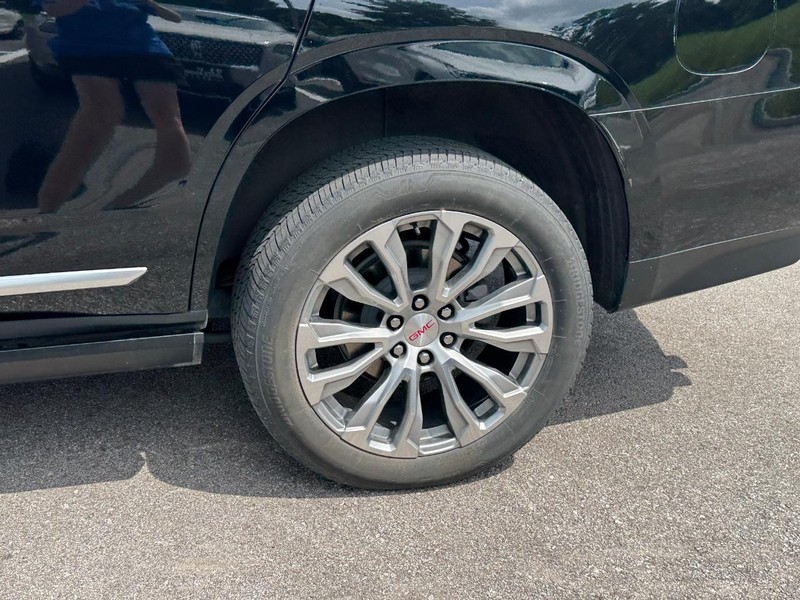 GMC Yukon Vehicle Full-screen Gallery Image 10