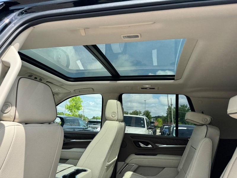 GMC Yukon Vehicle Full-screen Gallery Image 12