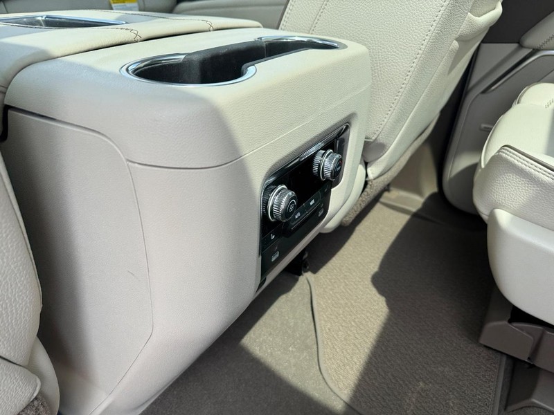 GMC Yukon Vehicle Full-screen Gallery Image 13