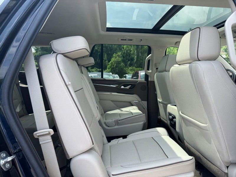 GMC Yukon Vehicle Full-screen Gallery Image 14