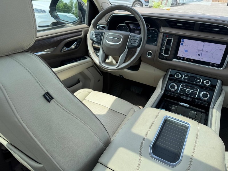 GMC Yukon Vehicle Full-screen Gallery Image 15