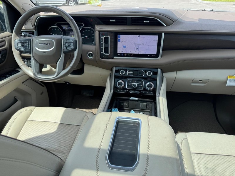GMC Yukon Vehicle Full-screen Gallery Image 16