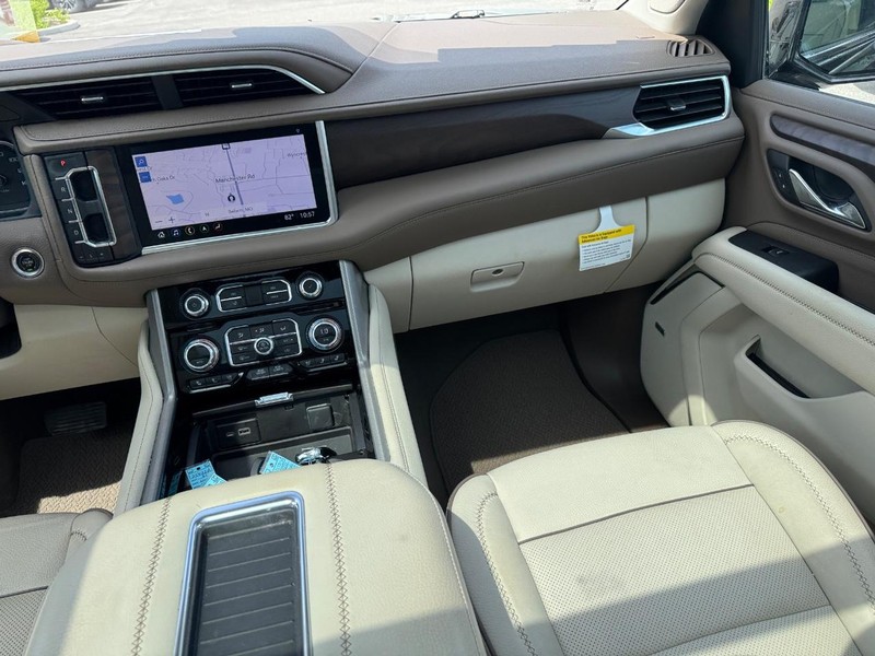 GMC Yukon Vehicle Full-screen Gallery Image 17