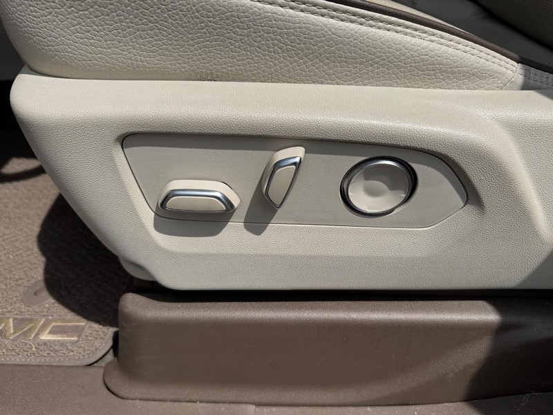 GMC Yukon Vehicle Full-screen Gallery Image 18