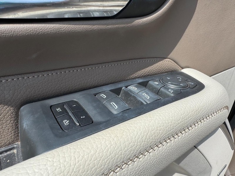 GMC Yukon Vehicle Full-screen Gallery Image 19