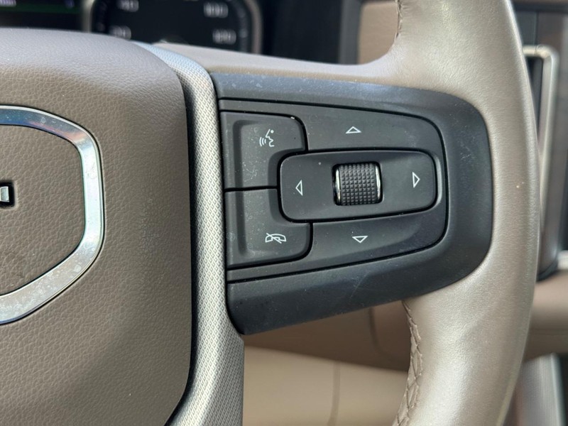 GMC Yukon Vehicle Full-screen Gallery Image 23