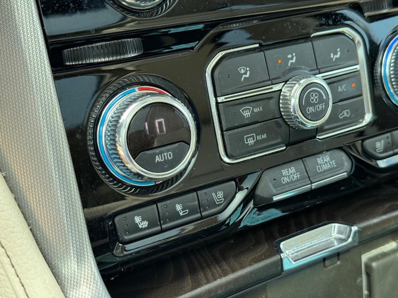 GMC Yukon Vehicle Full-screen Gallery Image 25