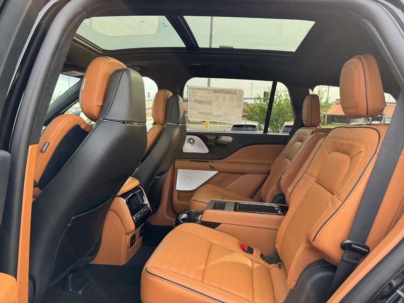Lincoln Aviator Vehicle Full-screen Gallery Image 11