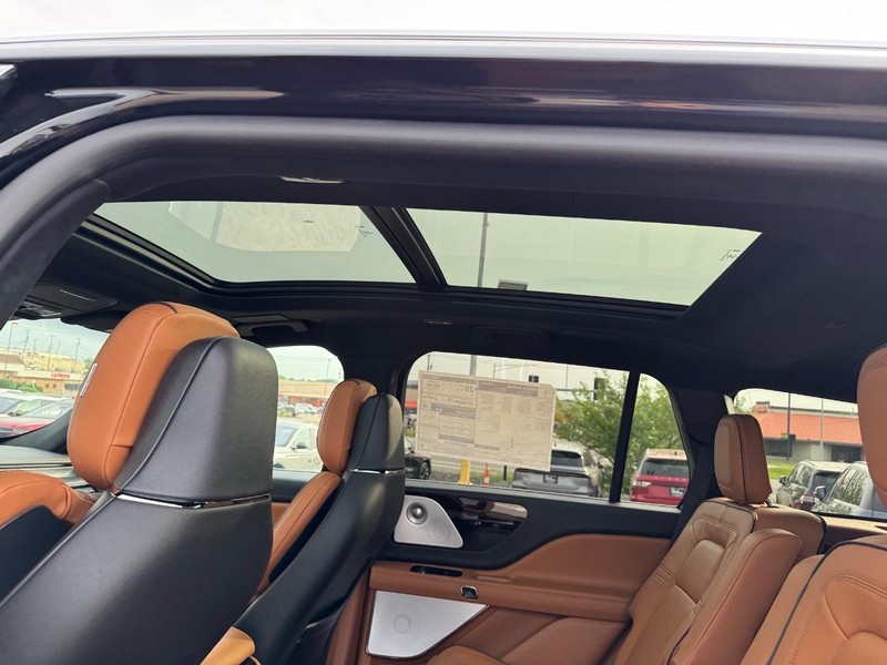 Lincoln Aviator Vehicle Full-screen Gallery Image 12