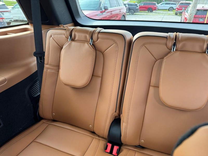 Lincoln Aviator Vehicle Full-screen Gallery Image 14