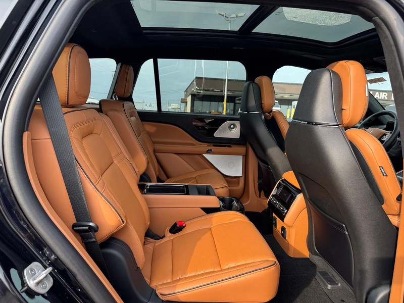 Lincoln Aviator Vehicle Full-screen Gallery Image 15