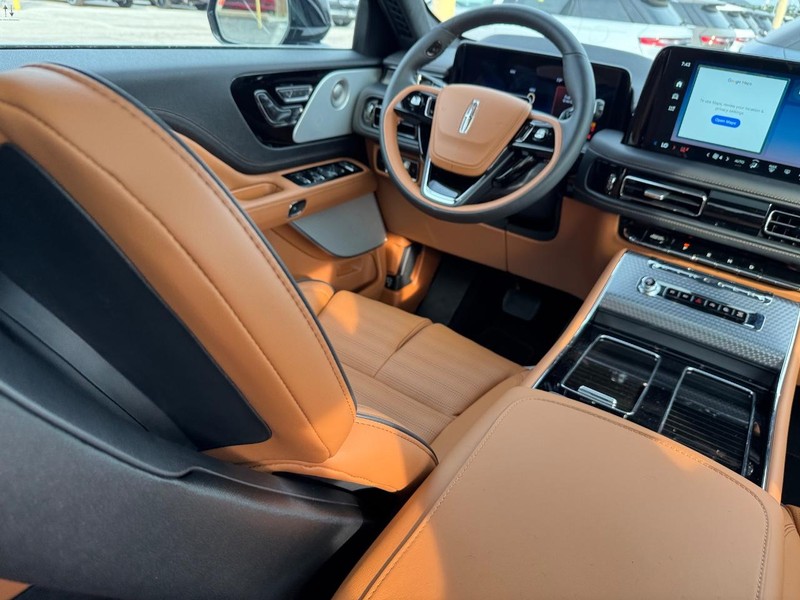 Lincoln Aviator Vehicle Full-screen Gallery Image 16