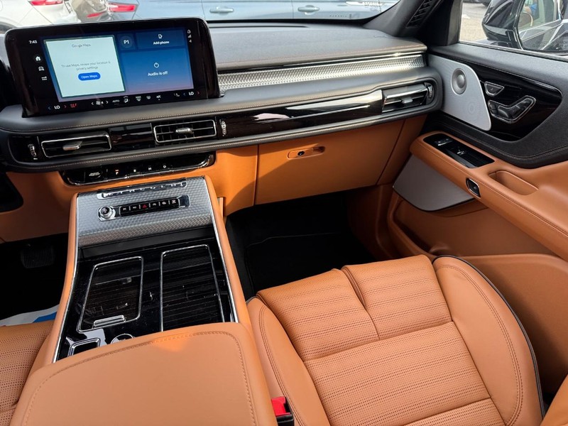 Lincoln Aviator Vehicle Full-screen Gallery Image 18