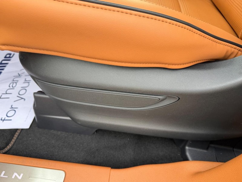 Lincoln Aviator Vehicle Full-screen Gallery Image 19
