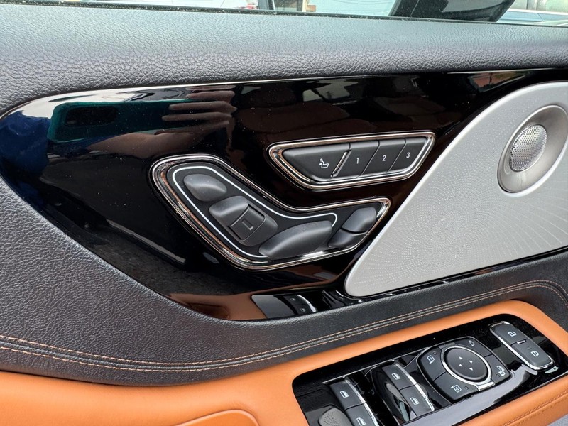 Lincoln Aviator Vehicle Full-screen Gallery Image 21