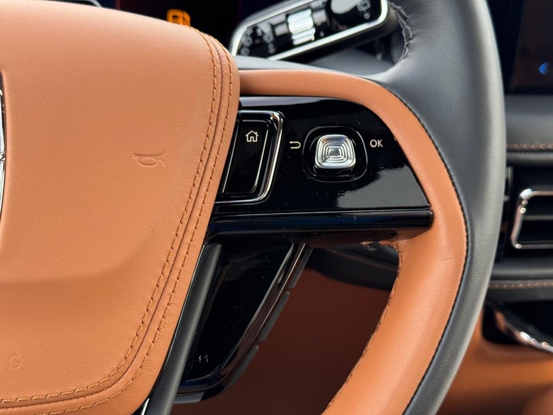 Lincoln Aviator Vehicle Full-screen Gallery Image 23